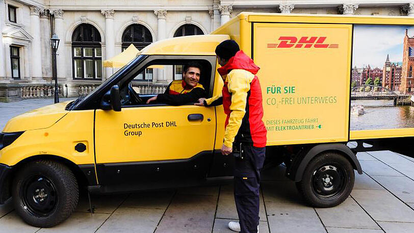 Ein emissionsfreies Paket-Zustellfahrzeug von der DHL, ein StreetScooter, steht im Innenhof des Hamburger Rathauses.