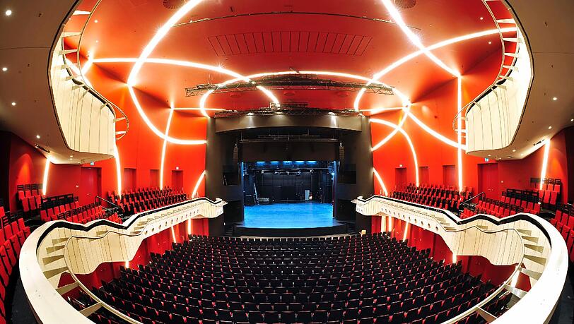 Das undatierte Foto zeigt einen Blick in das sanierte Foyer vom Deutschen Theater in München. Nach einer mehr als fünf Jahre andauernden Sanierung eröffnet das Theater am 17.01.2014 mit einem Konzert der Münchner Philharmonikern. Das undatierte Foto zeigt einen Blick in das sanierte Foyer vom Deutschen Theater in München. Nach einer mehr als fünf Jahre andauernden Sanierung eröffnet das Theater am 17.01.2014 mit einem Konzert der Münchner Philharmonikern.