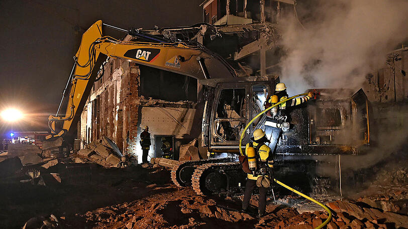 In der Nacht auf Donnerstag brannte ein Bagger im Schlachthofviertel. Die Bilder vom Einsatz.