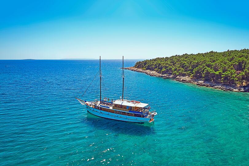 Kreuzfahrten mit I.D. Riva Tours sind komfortable Abenteuer. In familiärer Atmosphäre erkunden Gäste die rauen Felslandschaften und grünen Nationalparks Kroatiens. Dabei ist natürlich auch immer Zeit für einen Sprung ins kühle Nass.