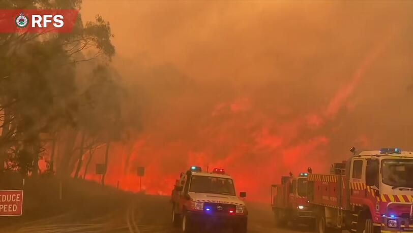 Ausgelöst wurde das Buschfeuer  nordwestlich von Sydney wohl durch einen Blitzschlag.