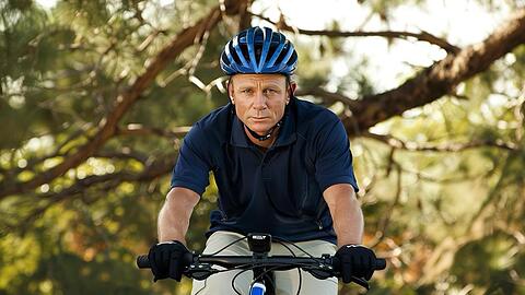James Bond unterwegs mit dem Fahrrad? So könnte implizites Green Storytelling aussehen - Nachhaltigkeit nicht explizit thematisieren, etwa durch Dialoge oder ein Weltuntergangsszenario, sondern im Hintergrund als Lebensrealität in den Film einbauen. Das Bild hat eine Künstliche Intelligenz generiert.