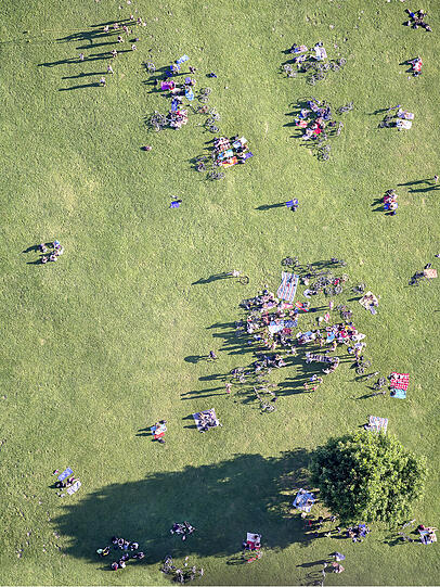 Da ist noch viel Platz: Menschen im Englischen Garten im Sommer.