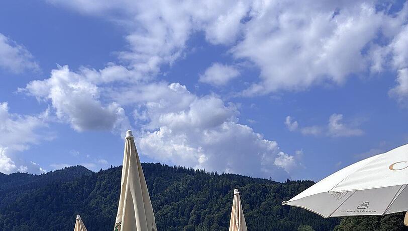 Der Biergartenbereich mit Blick aufs Wasser &ndash; und dahinter der Steg, wo auch ein paar Tretboote bereitstehen.