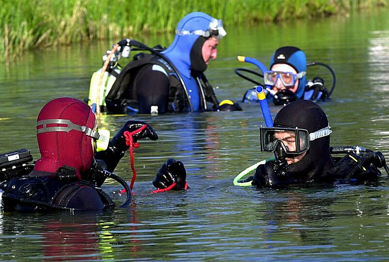 Taucher fanden den 13-Jährigen leblos in dem Badeweiher (Archivbild)