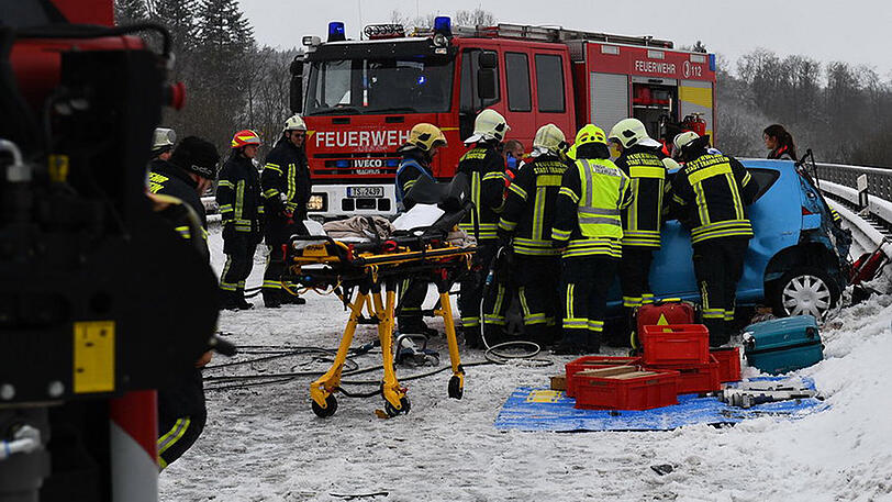 Heftiger Unfall mit mehreren Verletzten bei Traunstein. Die Fahrer hatten bei Glatteis die Kontrolle verloren.