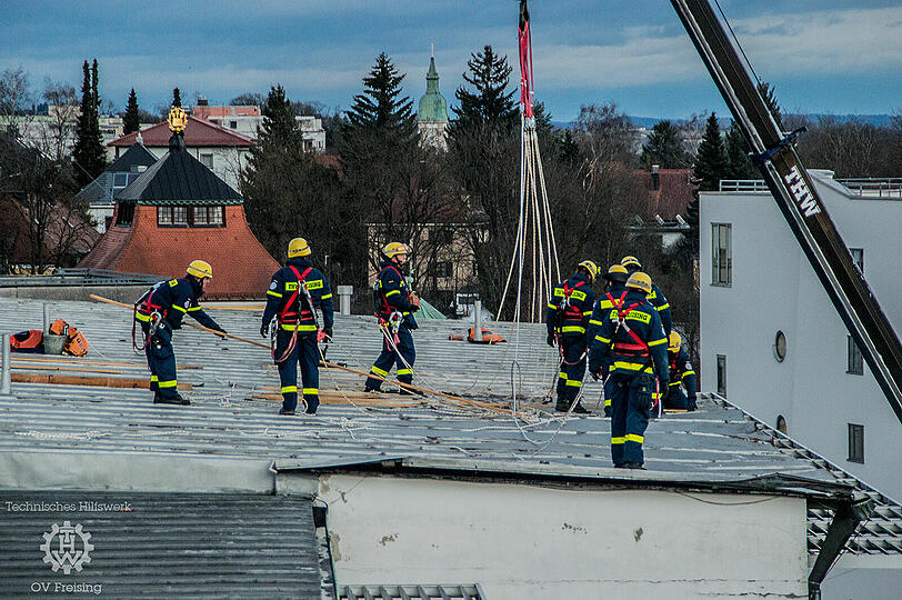 Sturmtief "Friederike" richtete am Dach des Josef-Hofmiller-Gymnasiums große Schäden an.