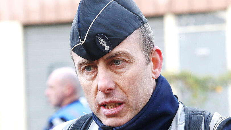Der französische Polizist Arnaud Beltrame lies sich bei der Geiselnahme in einem Supermarkt freiwillig gegen Geiseln eintauschen. Beltrame wurde von dem Geiselnehmer lebensgefährlich verletzt und verstarb in der Nacht.