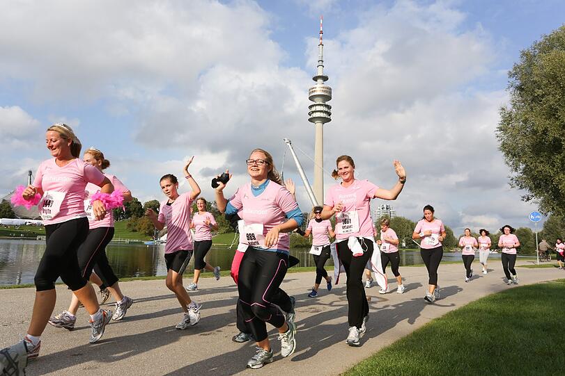 Fünf oder acht Kilometer geht's beim Women's Run durch den Olympiapark, am See vorbei.