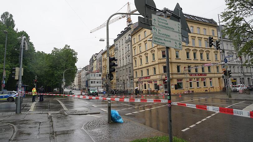 Nach dem Unfall hat die Polizei die Kreuzung an der Corneliusbrücke komplett abgesperrt.