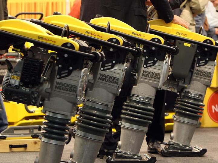 Stampfer des deutschen Herstellers Wacker Neuson sind auf einer Fachmesse ausgestellt. Foto: Daniel Karmann/dpa/Archivbild