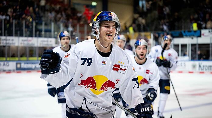 Premierentor in der DEL: Der 18-jährige Philipp Krening bejubelt seinen Treffer für den EHC zum 4:1-Endstand in Iserlohn.
