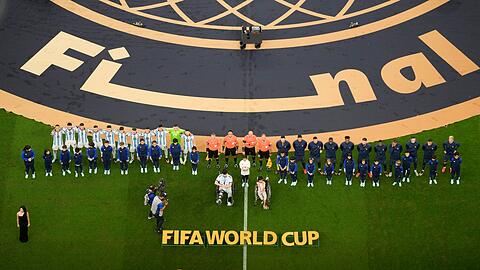 Die Spieler aus Argentinien (l) und Frankreich bei der Nationalhymne vor dem WM-Finale.