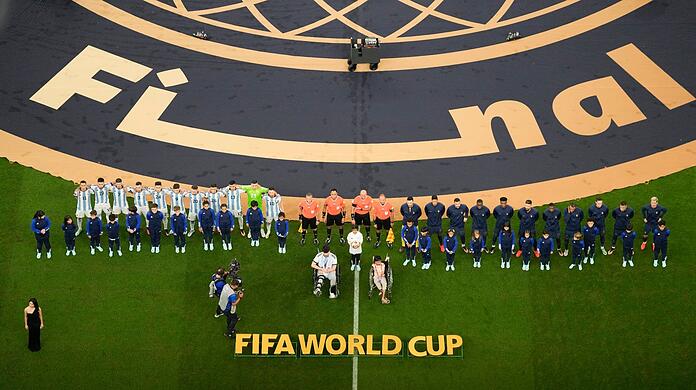 Die Spieler aus Argentinien (l) und Frankreich bei der Nationalhymne vor dem WM-Finale.