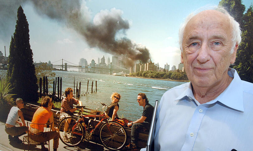Der Fotograf Thomas Hoepker steht in der Villa Ruh vor dem Bild mit dem Titel "New York, 11. September 2001".