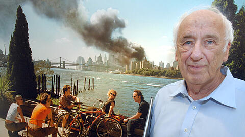 Der Fotograf Thomas Hoepker steht in der Villa Ruh vor dem Bild mit dem Titel "New York, 11. September 2001".