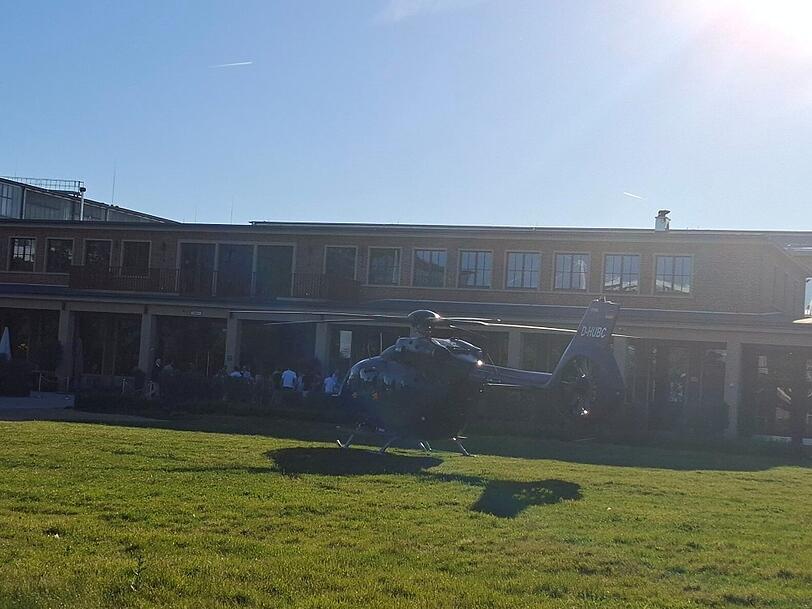 50 Mal startet am Wochenende der Helikopter für einen Rundflug von jeweils 10 Minuten. Für Festivalbesucher kostet das Vergnügen 99 Euro. 50 Mal startet am Wochenende der Helikopter für einen Rundflug von jeweils 10 Minuten. Für Festivalbesucher kostet das Vergnügen 99 Euro.