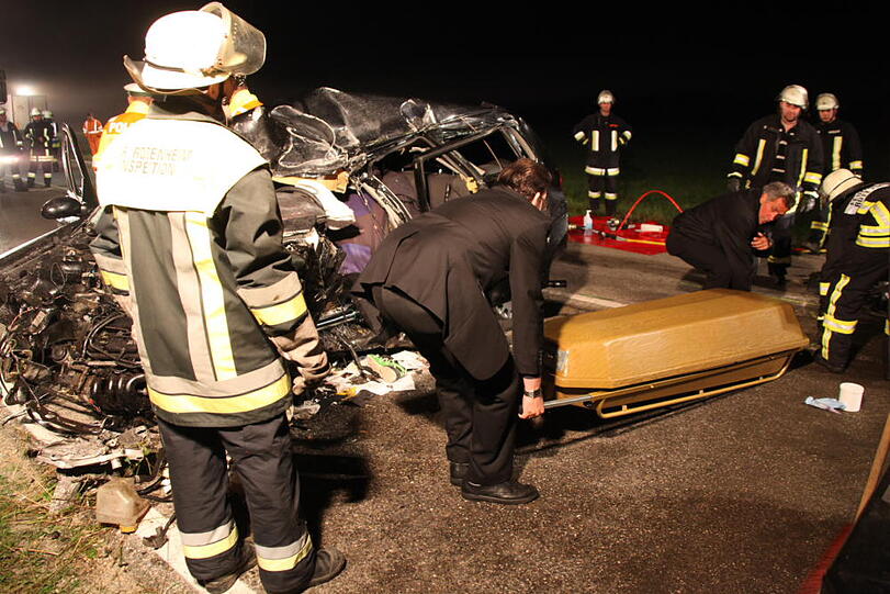 In der Nacht von Dienstag auf Mittwoch ereignete sich ein schlimmer Verkehrsunfall. Die B15 bei Rosenheim war vier Stunden gesperrt.