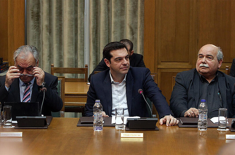 Griechenlands Ministerpräsident Alexis Tsipras (m.) mit Vize-Präsident Yiannis Dragasakis (l.) und Innenminister Nikos Voutsis (r.).