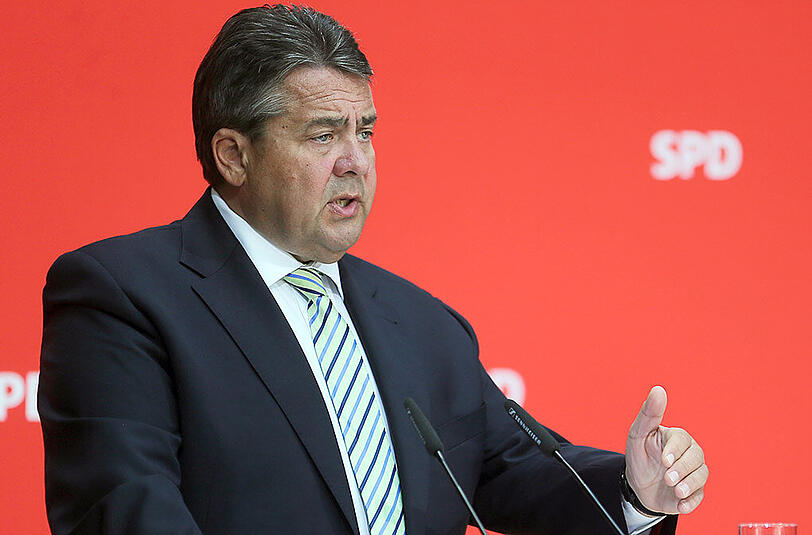 SPD-Chef Sigmar Gabriel besucht eine Flüchtlingsunterkunft.