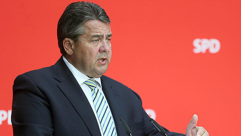 SPD-Chef Sigmar Gabriel besucht eine Flüchtlingsunterkunft. SPD-Chef Sigmar Gabriel besucht eine Flüchtlingsunterkunft.