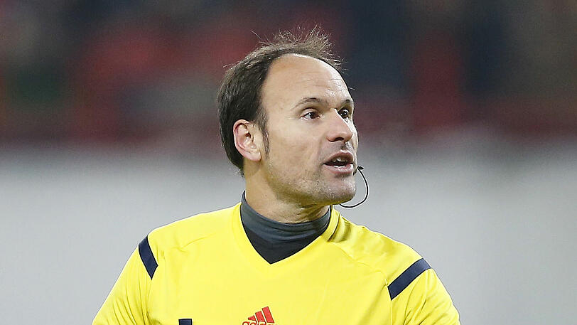 Der Spanier Antonio Mateu Lahoz pfeift das Champions-League-Spiel des FC Bayern gegen PSG.