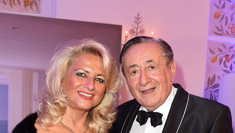 Gemeinsam besuchte Richard Lugner mit "Käfer" (Sonja Schönanger) am Montag eine Promi-Party in Hamburg.