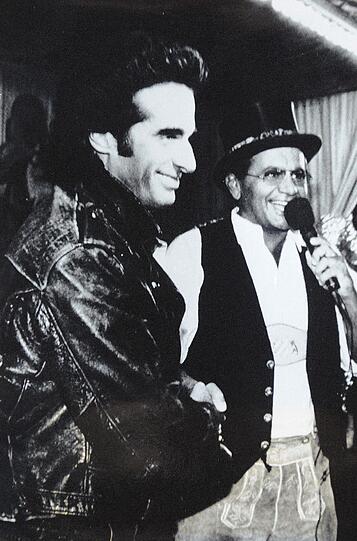 Star-Magier David Copperfield kommt 1996 aus Las Vegas und lässt sich Schauers Trick zeigen. Er versichert, dass er nichts verrät.