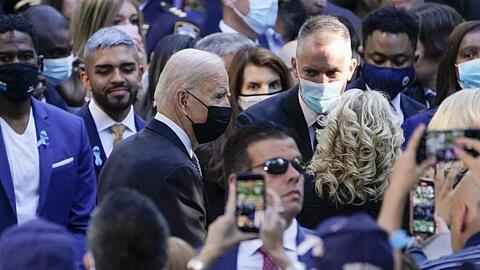 US-Präsident Joe Biden zusammen mit seiner Ehefrau Jill auf der Gedenkveranstaltung anlässlich der Anschläge vom 11. September 2001 am "National September 11 Memorial and Museum" in New York.