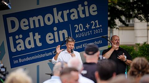 Wirtschaftsminister Robert Habeck spricht beim Tag der offenen Tür in seinem Ministerium.