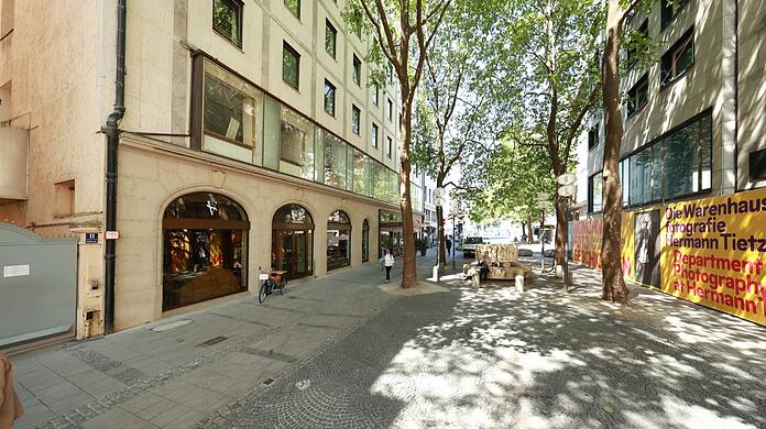 114 Zimmer und Suiten hat das Vier-Sterne-Hotel in der Schützenstraße nahe dem Hauptbahnhof. Gegenüber stehen zwei Bauruinen von René Benkos Signa.