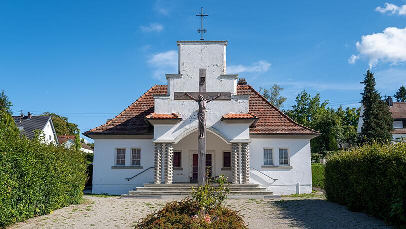 Beim diesjährigen Denkmalschutztag ist die Aussegnungshalle im Neusäßer Ortsteil Steppach möglicherweise das letzte Mal geöffnet. Die Stadt Neusäß will die Halle abreißen lassen und ein neues Friedhofsgebäude errichten. (Archivbild)