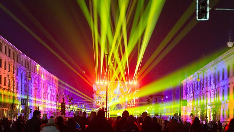 Die Silvester-Lichtshow am Siegestor. Die Silvester-Lichtshow am Siegestor.