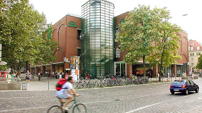 Galeria ist Mieter in dem Backsteinbau am Rotkreuzplatz. Der Eigent&uuml;mer will neu bauen.