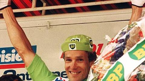 Der Radprofi Dietrich Thurau bejubelt seinen Etappensieg bei der Tour de France.