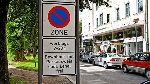 Hier dürfen Anwohner bevorzugt parken. Jetzt soll auch das Gebiet außerhalb des Mittleren Rings ausgewählte Parklizenzgebiete bekommen.