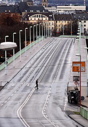 Kein Fahrzeug fährt auf der mehrspurigen Straße.