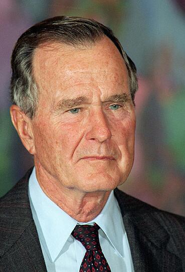 Die Reihe der gebrochenen Politikerversprechen ist lang. Eines der bekanntesten stammt vom ehemaligen amerikanischen Präsidenten George Bush, der 1988 im Wahlkampf sagte: "Read my lips: No new taxes." ("Lest es mir von den Lippen ab: Keine neuen Steuern.")