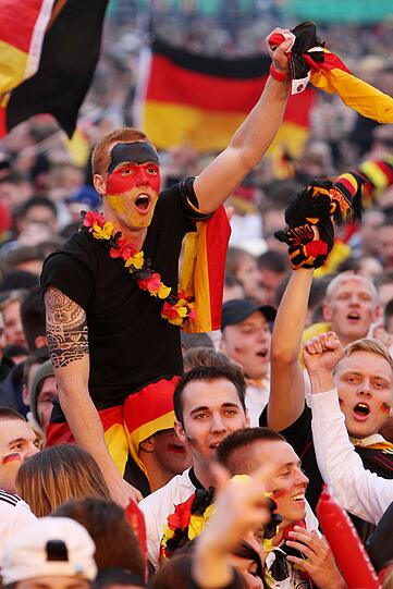 Public Viewing in Deutschland: Die Fans jubeln in Schwarz-Rot-Gold.