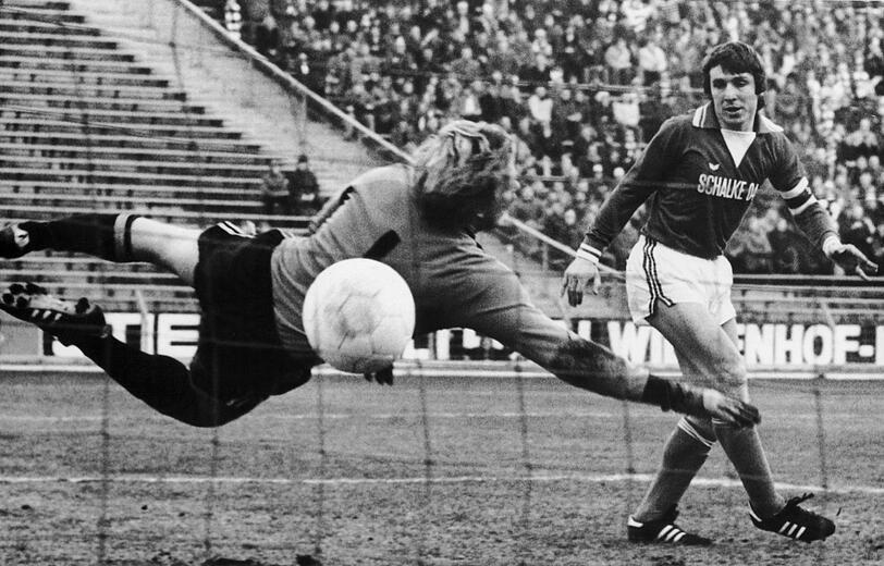 Der schwedische Nationaltorwart Ronnie Hellström (gegen Klaus Fischer). Er spielte 77 Mal für Schweden.