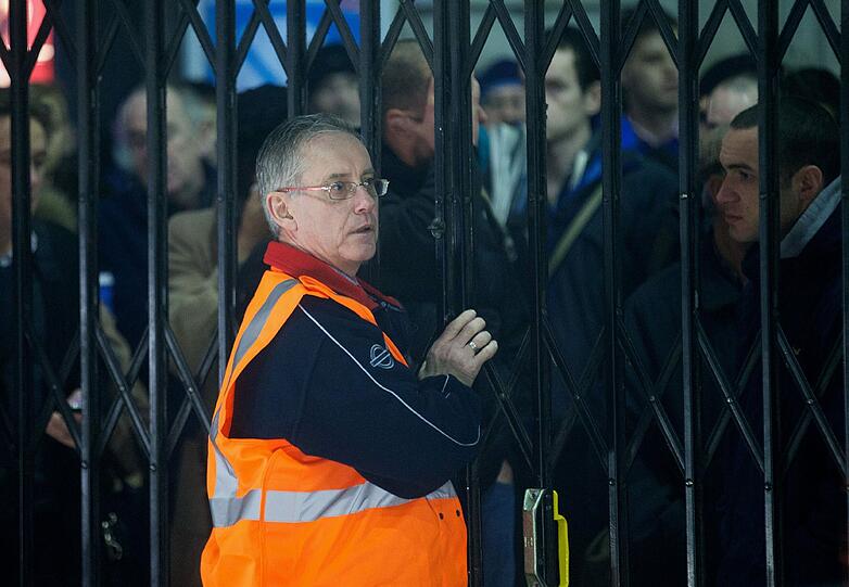 Für wenige Minuten soll der U-Bahnhof "Victoria Station" in London geöffnet werden. Eine Menschentraube wartet bereits in der Kälte auf Einlass.