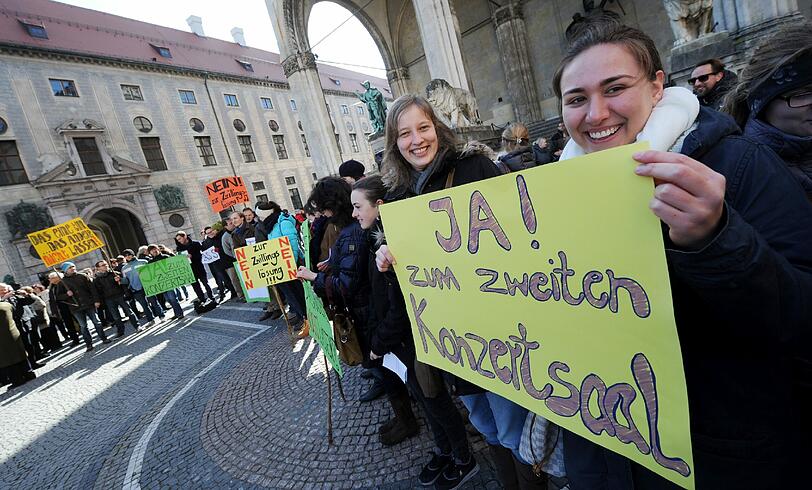 Ja, zum zweiten Konzertsaal - die Bilder von der Kundgebung am Odeonsplatz.