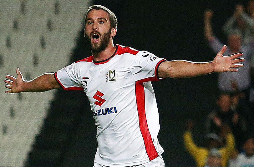 NORDIRLAND Will Grigg (24, Sturm, Wigan Athletic): Es gibt kein Entkommen. "Der Song ist überall", sagt Grigg, wenn er von "seinem" Lied spricht. Seit Sean Kennedy, Fan von Wigan Athletic, den Hit "Freed from desire" der italienischen Sängerin Gala auf ihn umgeschrieben hat, gibt es kein Halten mehr. In den britischen Download-Charts stand "Will Grigg's on fire" sogar auf Platz sechs - vor Adele, Justin Bieber oder Coldplay.
