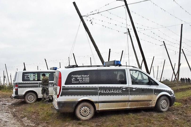 Ein Hubschrauber des Typs Bell durchflog am Dienstag eine sechsadrige Hochspannungsleitung und musste notlanden.