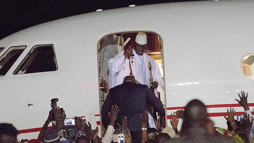 Anhänger verabschiedeten Jammeh auf dem Flughafen Banjul - einige unter Tränen.