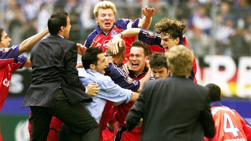 Frenetischer Jubel beim FC Bayern: Die Spieler um Torschütze Patrik Andersson (Mi.) freuen sich in Hamburg über die Last-Minute-Meisterschaft.