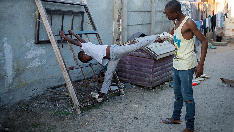 In einem südafrikanischen Township in Gugulethu trainieren Jugendliche in der Zama Dance School. Das Motiv ist Teil einer Serie, die in der Kategorie Nachwuchs orämiert wurde.