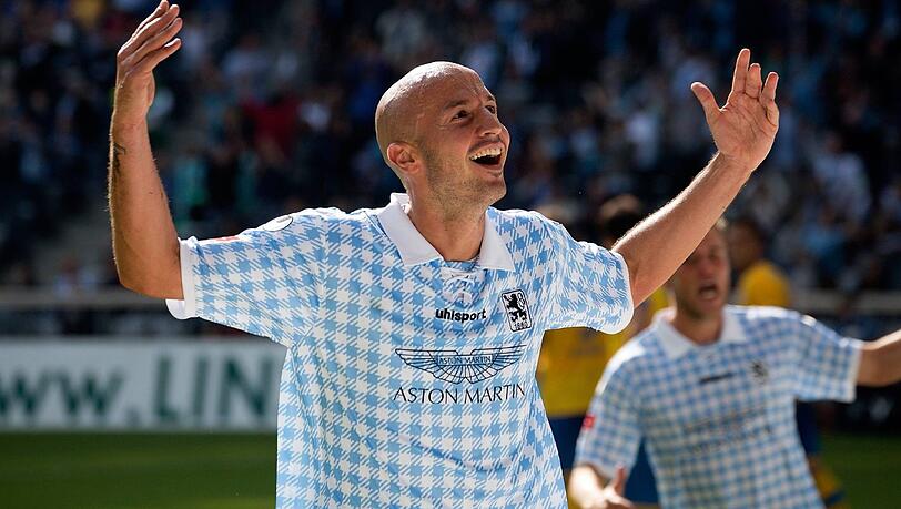 2012: Erstmals tragen die Löwen das Wiesn-Trikot. Die erste Edition wurde in einem Karo-Muster und den Vereinsfarben blau und weiß designt. 2012: Erstmals tragen die Löwen das Wiesn-Trikot. Die erste Edition wurde in einem Karo-Muster und den Vereinsfarben blau und weiß designt.