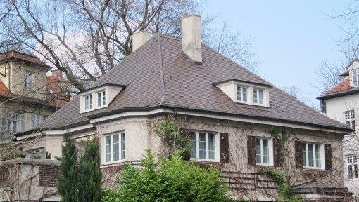 Die Walmdach-Villa in der Kolbergerstraße 5. Viele Bogenhauser gingen gegen den Abriss auf die Straße. Die Walmdach-Villa in der Kolbergerstraße 5. Viele Bogenhauser gingen gegen den Abriss auf die Straße.