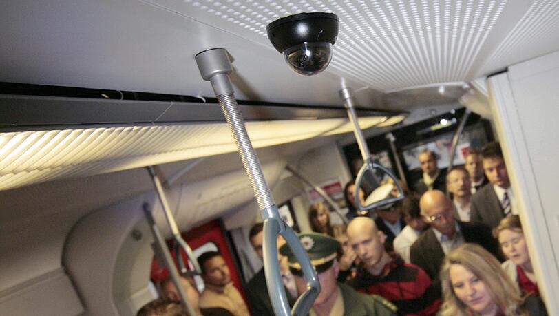 Gedränge morgens in der S-Bahn. Wegen Stellwerksproblemen hatten viele Züge Verspätung. Gedränge morgens in der S-Bahn. Wegen Stellwerksproblemen hatten viele Züge Verspätung.